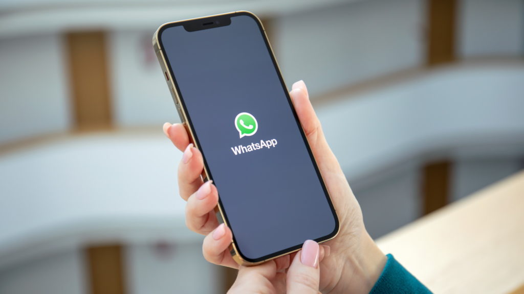 WhatsApp is shrinking and growing different interface elements