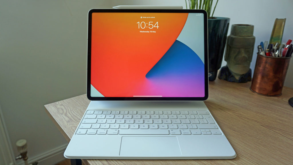 The iPad Pro 2022 could support MagSafe through a glass Apple logo