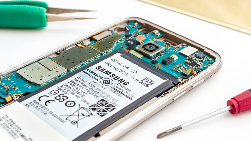 Samsung will let you fix a broken Galaxy S21 at home