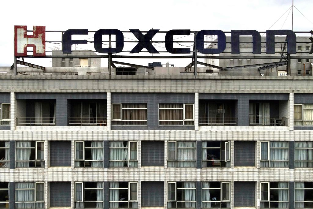 Apple iPhone Factory Workers Clash With Chinese Police After Foxconn COVID Situation