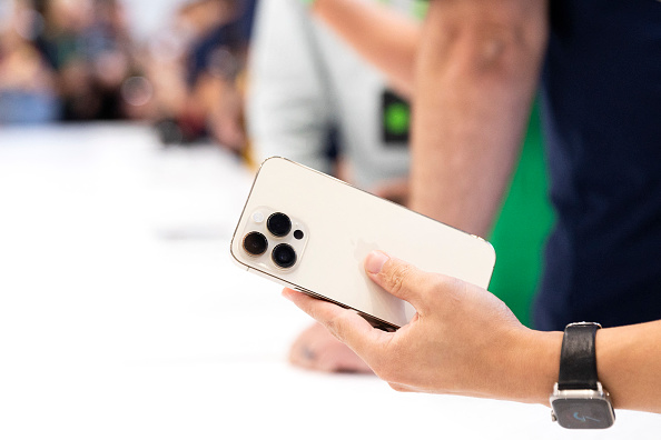 ​​Apple iPhone Reverse Wireless Charging Still in the Works, Report Says