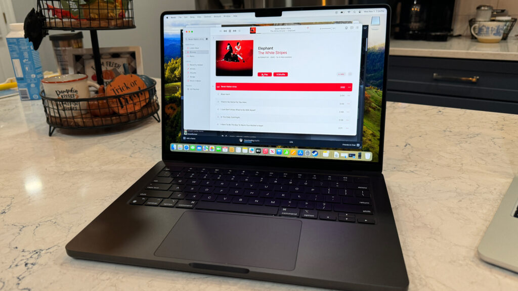 MacBook Pro M4 box leak – fake, or not? If it’s real this is another hint that 16GB of RAM for entry-level laptop is happening